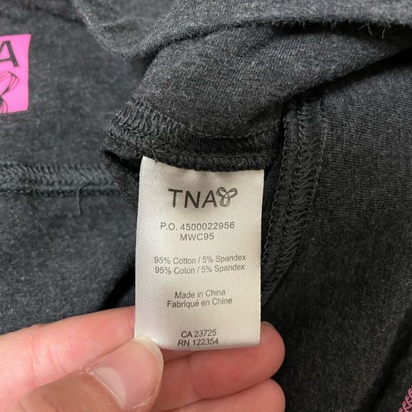 Aritzia TNA Capris in grey - Picture 5 of 5